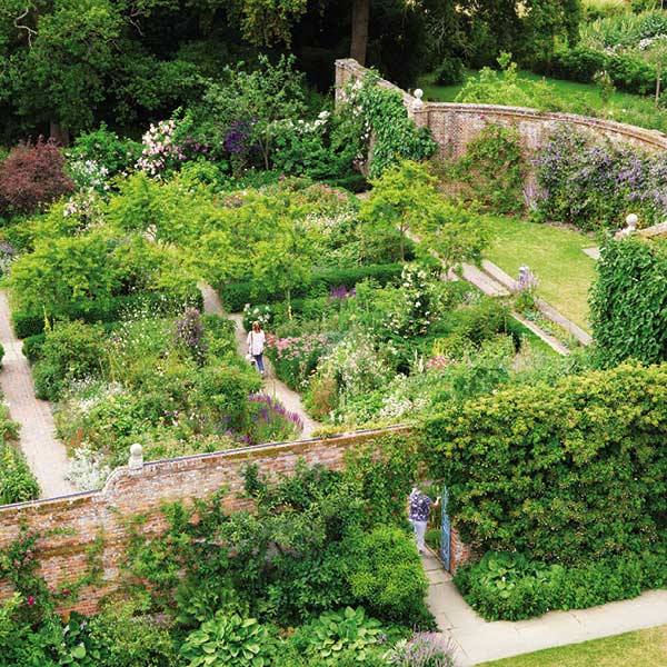 Scenic picture of Chelsea Flower Show & Iconic English Gardens